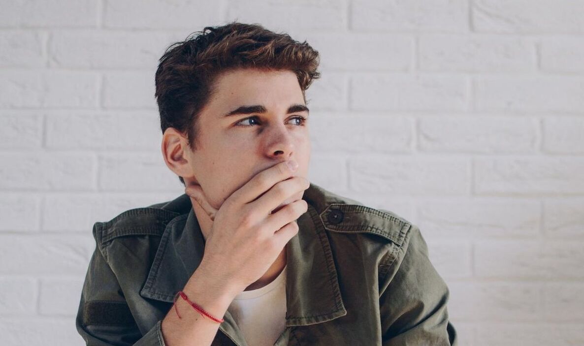 muž přemýšlí o způsobech, jak zvýšit penis